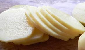 Làm mặt nạ khoai tây ngăn ngừa nếp nhăn
