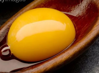 Trứng gà trị sạch mụn